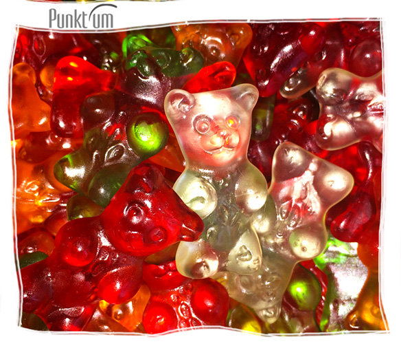 Die Tüte mit den leckeren Gummibärchen liegt in meinem Schlafzimmer. Ich muss nur gehen und sie holen.